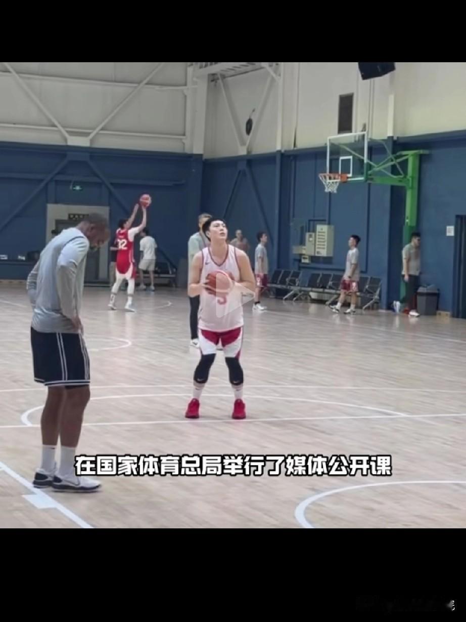 终于露面了！中国男篮媒体公开课最新训练画面！

距离上一次中国男篮媒体公开课已经