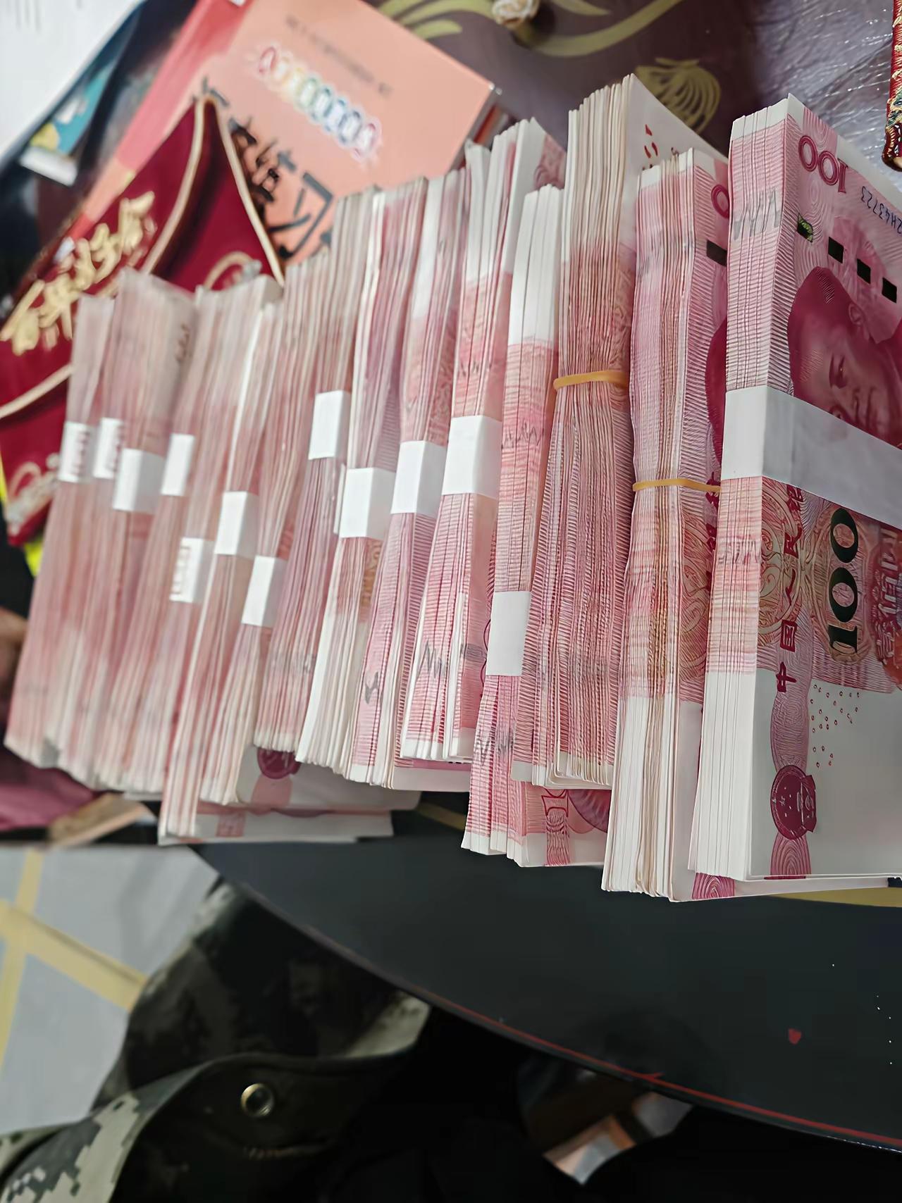 赚钱容易时是否拼命存钱，不同人有不同选择。我有个做快手短剧博主的朋友，他就会狠狠