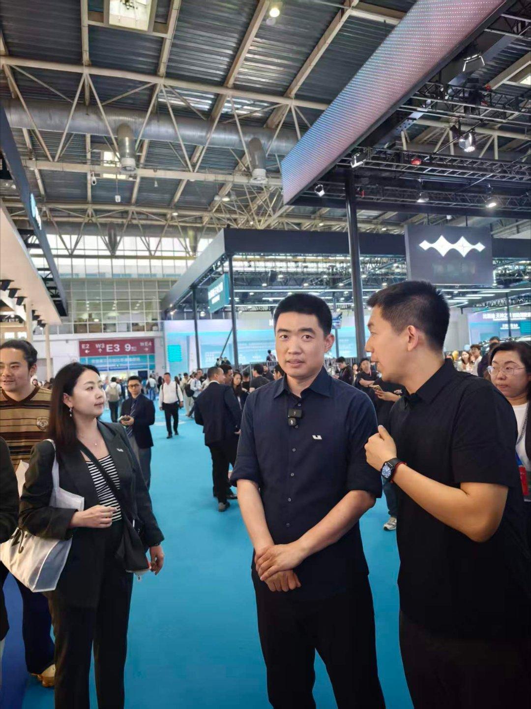 李想刚刚到访了极氪展台，与吉利汽车集团CEO淦家阅进行了愉快的交流。两位领导围绕