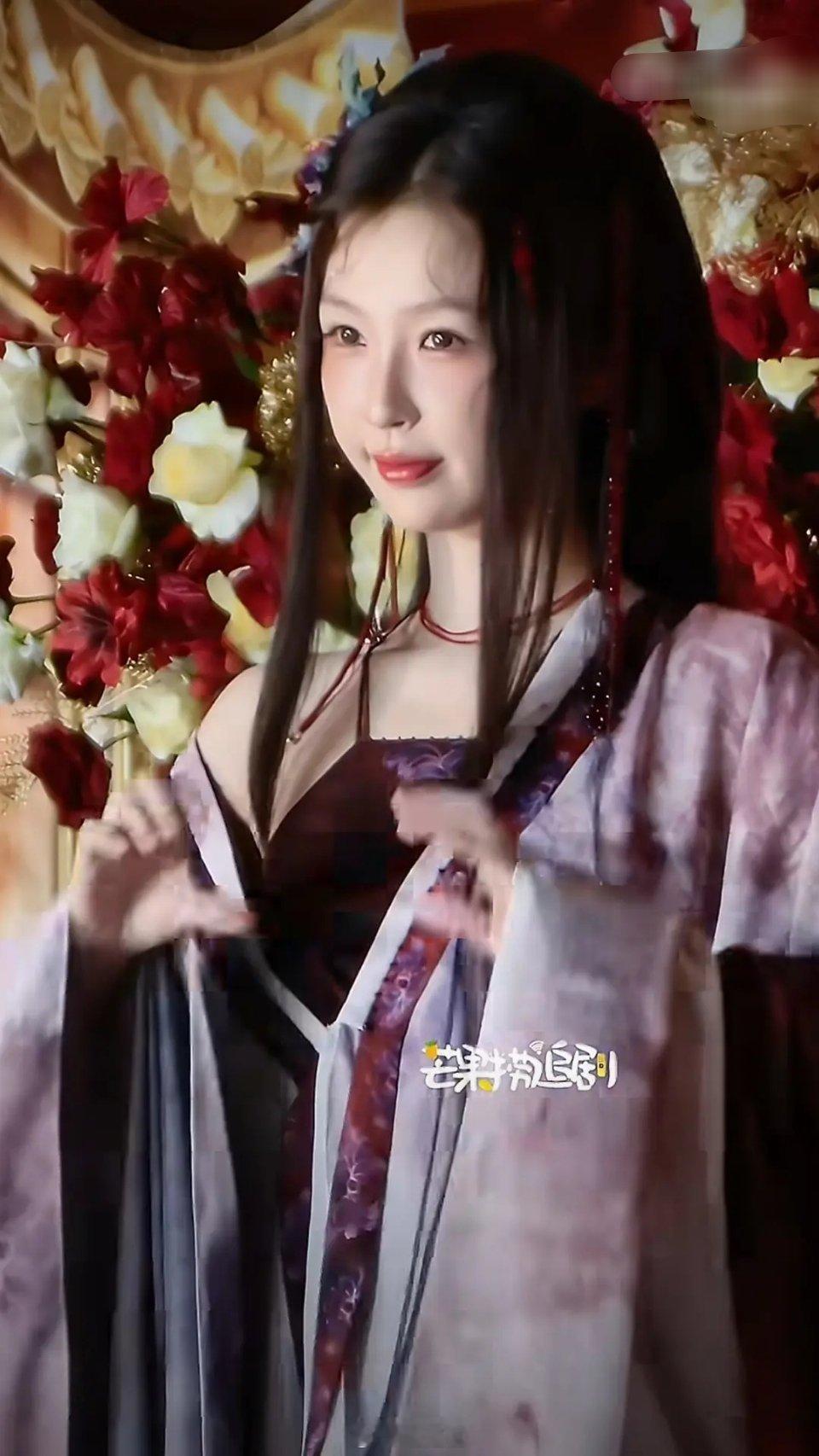 终于知道虞书欣为什么老带口罩了…… 