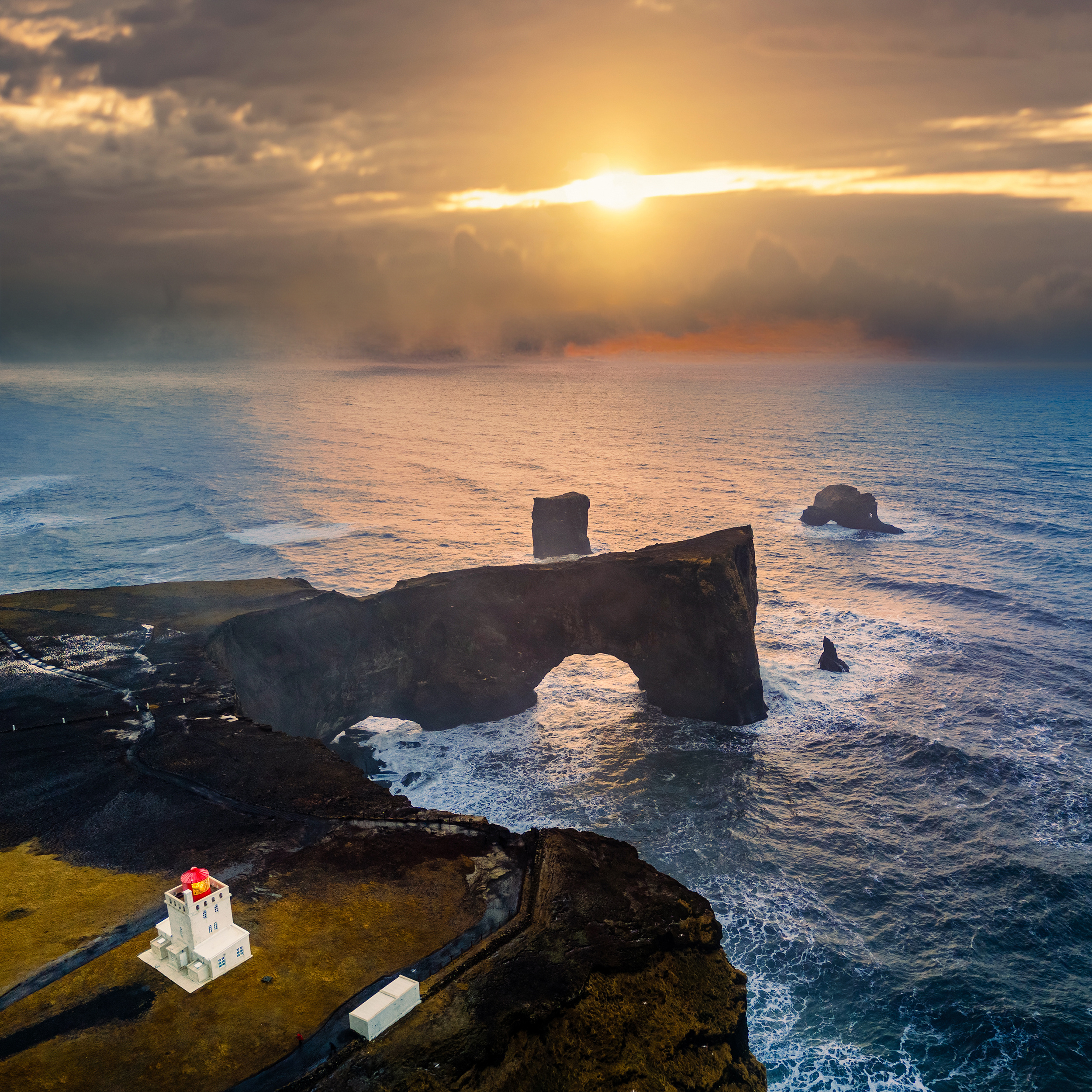 飞跃天海，在世界尽头，看海浪雕琢悬崖，灯塔勾勒天际。抵达不是终结，是与自然重新对