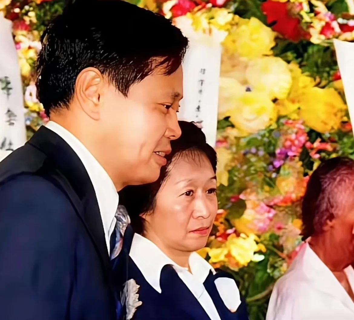 1981年，杜聿明追悼会上，长女杜致礼和女婿杨振宁在现场的一张留影，两人并肩站在