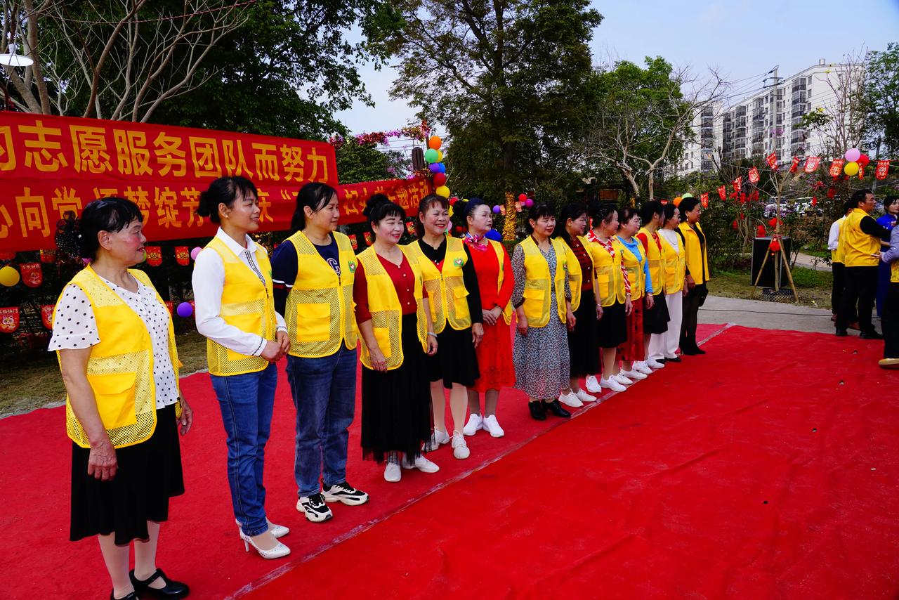 女神节快乐，男神为女神送花的活动比较有仪式感！