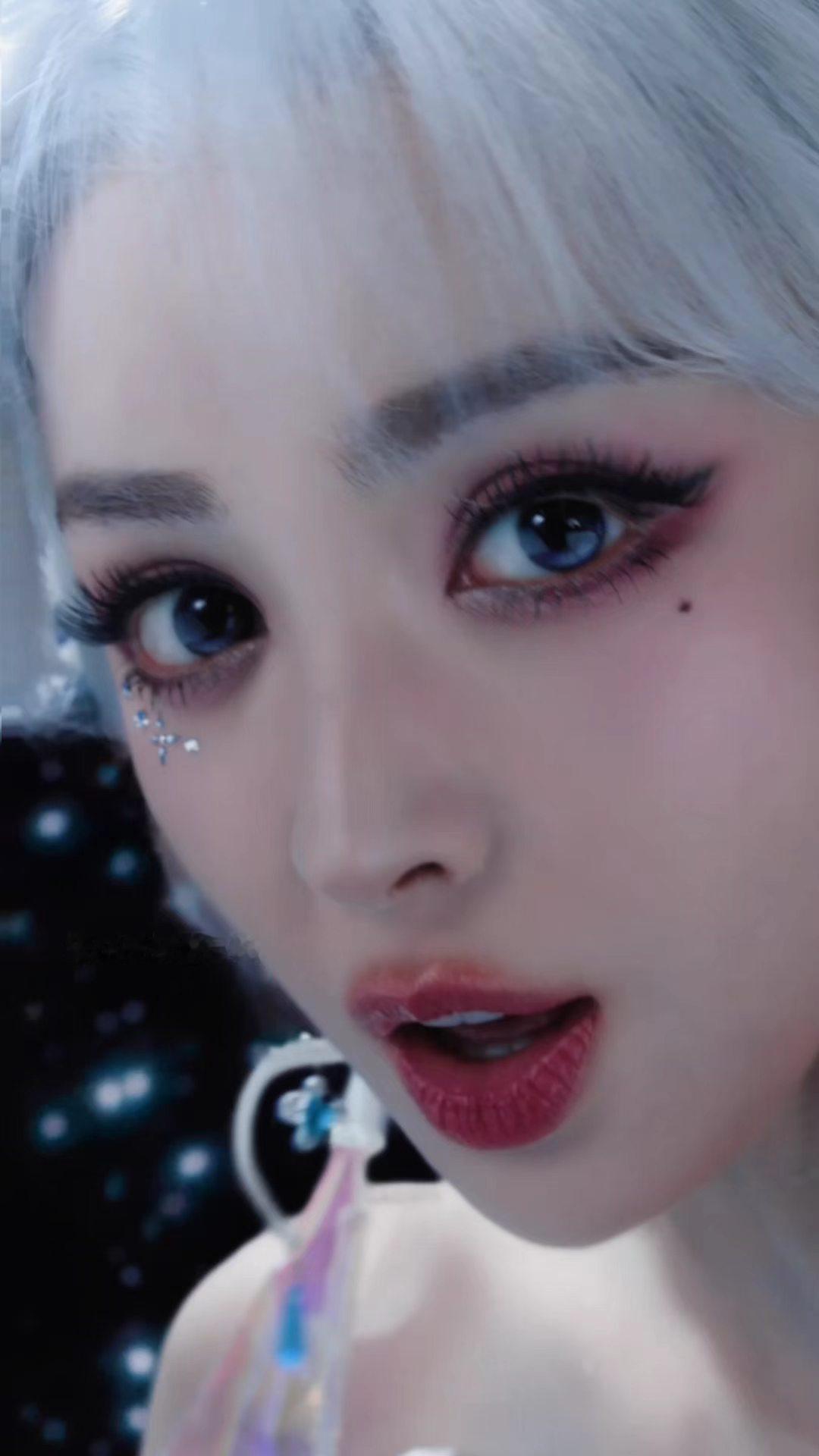 娜扎银发COS和平幻音九尾 娜扎完美化身幻音九尾狐，银发配闪片衣装又仙又媚，每一