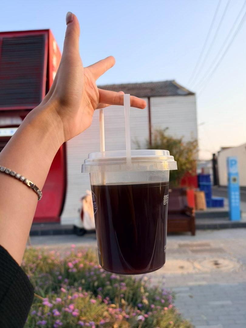 俺制片大哥点咖啡都是按桶来的，这是让我今天甭睡了，拍摄完再去烧烤店干到底吗[困]