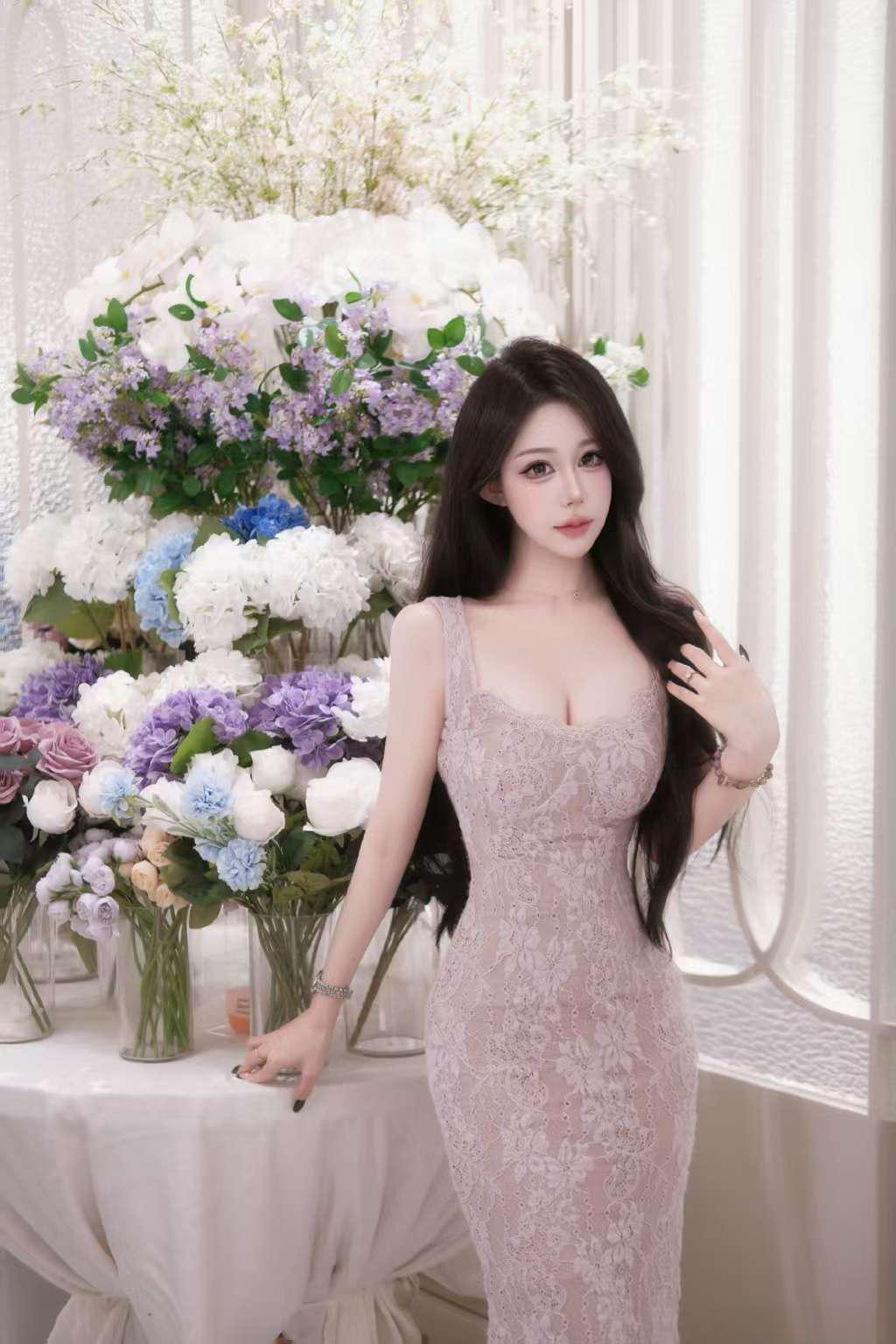 繁花与夜色相融｜可御可甜，解锁女性的多面氛围感
置身绣球与玫瑰交织的花海，淡紫色