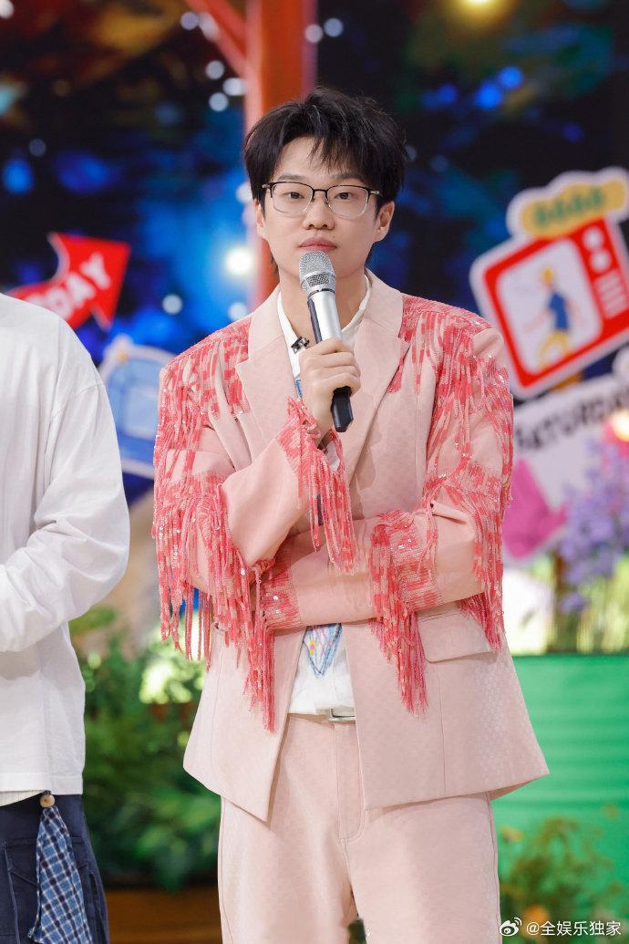 李飞cha了时代少年团新歌李飞跳舞表情比四肢还忙敢于挑战新歌舞蹈，这份勇气就已经
