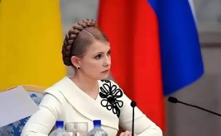 乌克兰这几年最扎心的问题，是：路选对了吗？
 
2019年，泽连斯基凭“新人”“