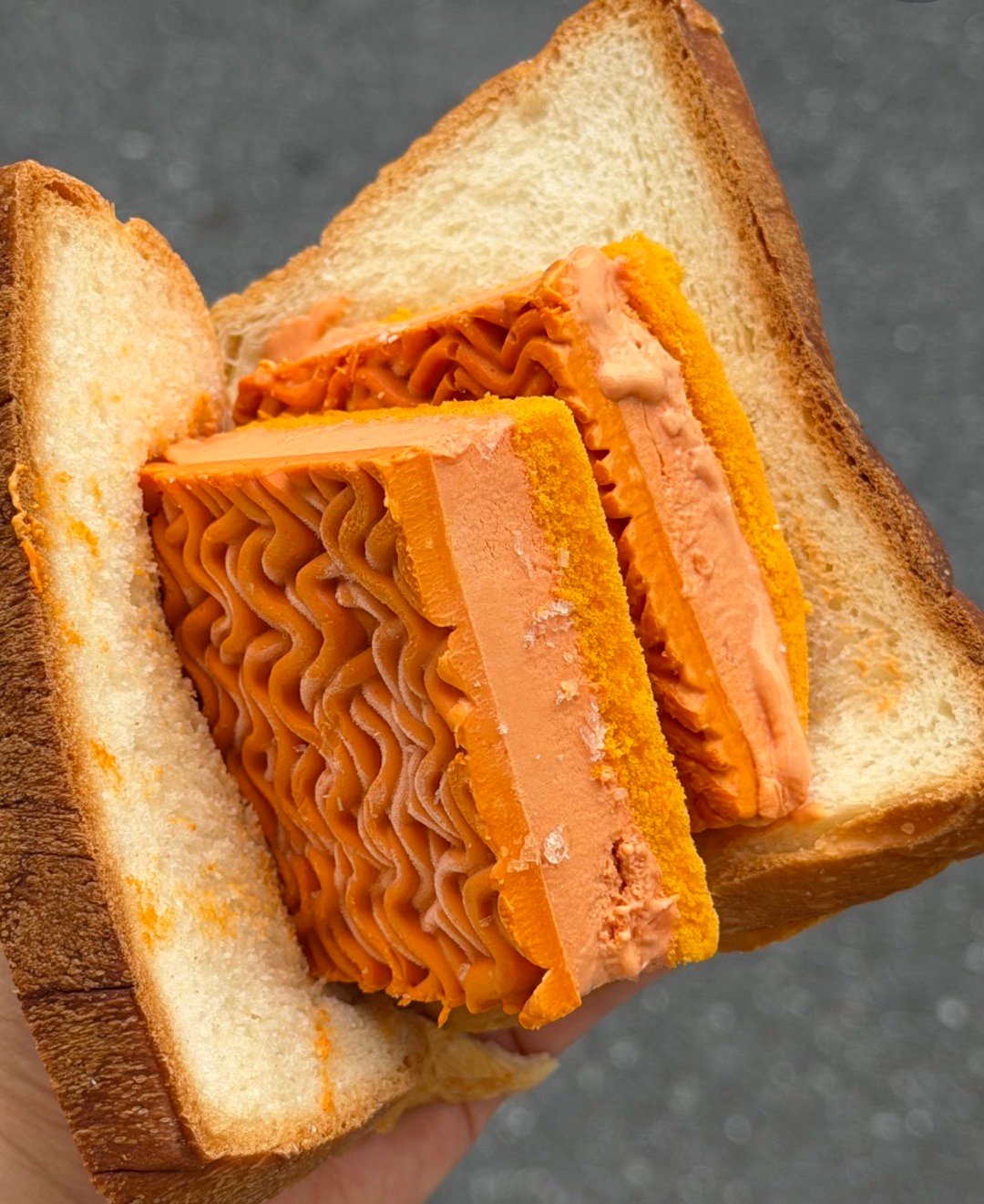 火鸡面冰淇淋老吃家又发力了，这个看起来比早期的火锅底料冰淇淋口味更丰富诶，但要是