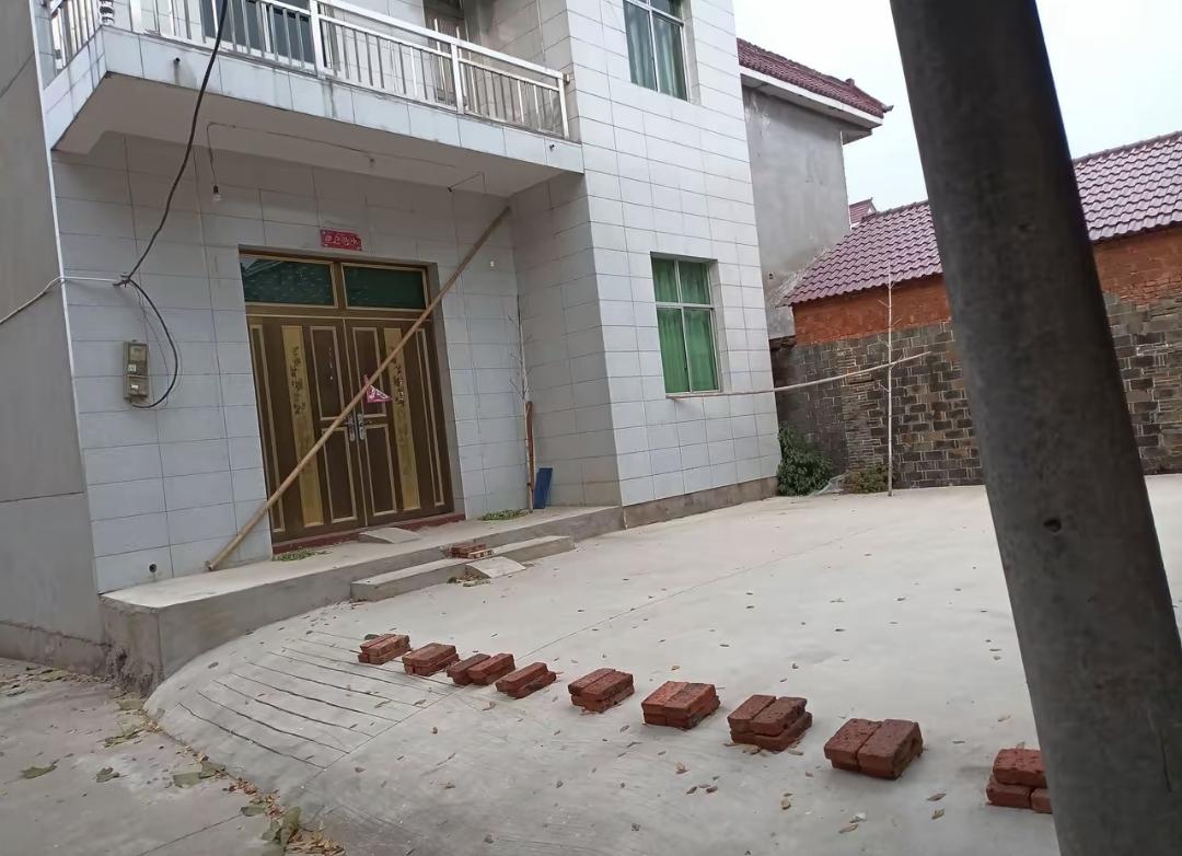 我平时常经过村东头那排老房子。最近发现有个空院子，临街一面全铺着红砖，整整齐齐摆