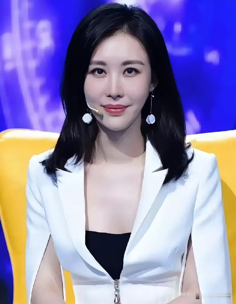 聪明女人—田小姐
很多人觉得她是王石背后的女人，其实不然，如果没有田小姐，王石早