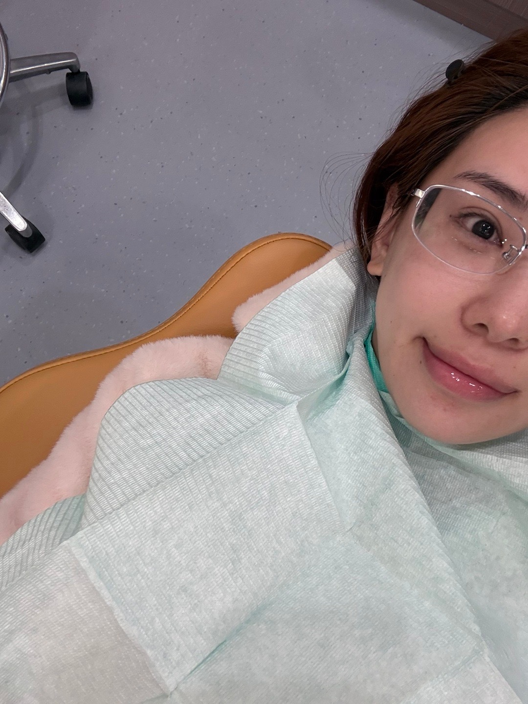 今天终于把心心念念的稳定器带上了别人是过年变美三件套 我是十件套没想到颌垫竟然这