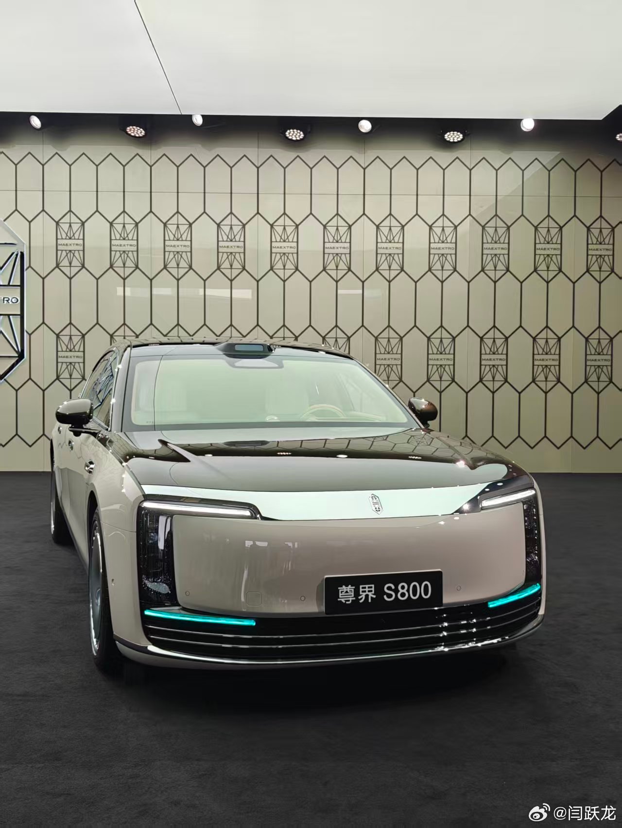 参加鸿蒙智行技术焕新发布会，尊界S800就是显眼包。鸿蒙智行