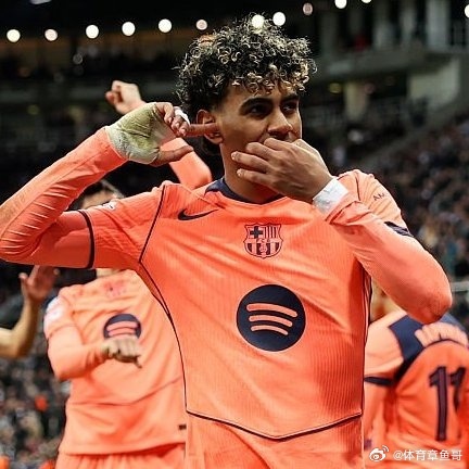 亚马尔要求体育场内的球迷们吹口哨的声音更大一些，因为他听不见！这庆祝方式也太冷清