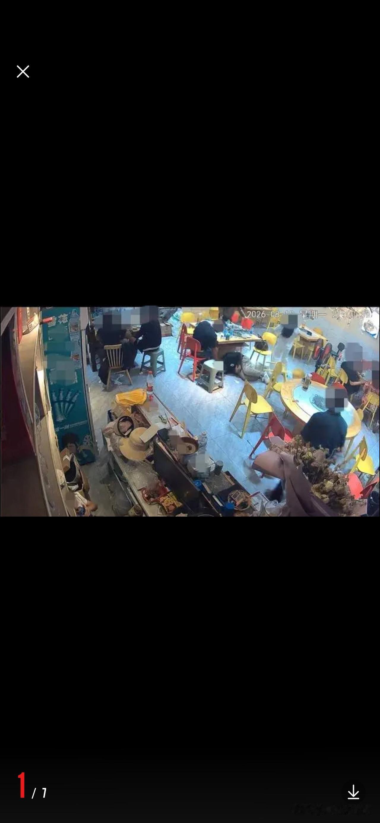 这三人是骗子吗？他们去垃圾桶捡了盒东西吃，
然后去一家餐馆就餐，结果，3人齐刷刷