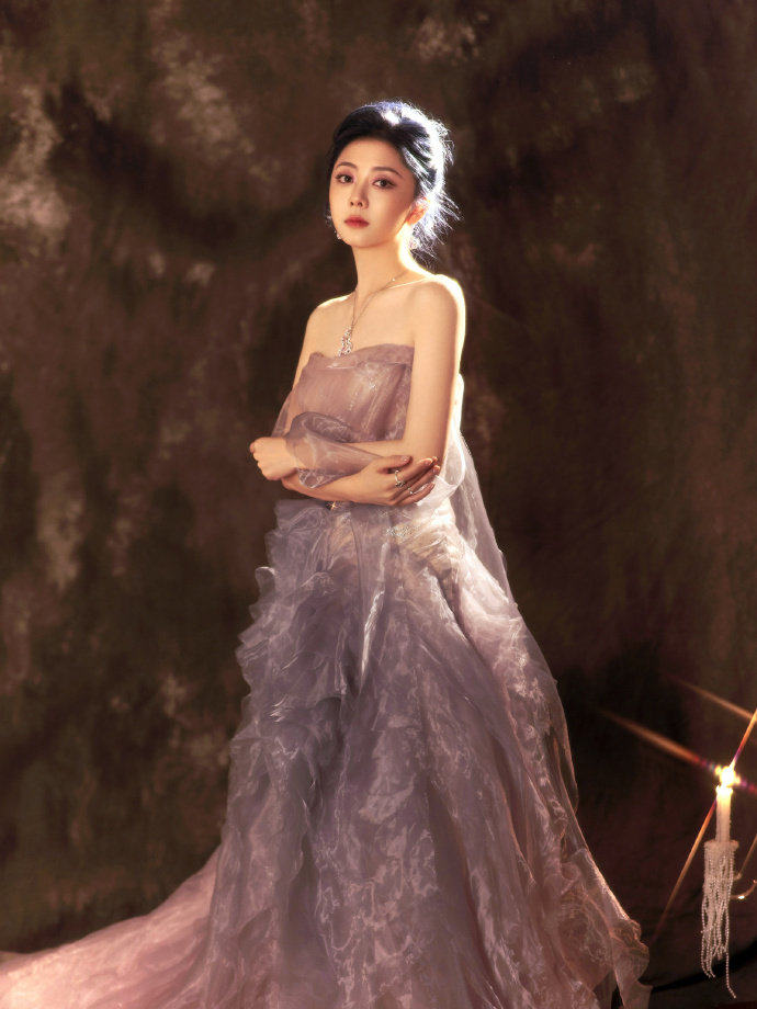 谭松韵紫色抹胸纱裙 谭松韵紫色抹胸纱裙，像是从油画中走出来的美人啊~ ​​​​