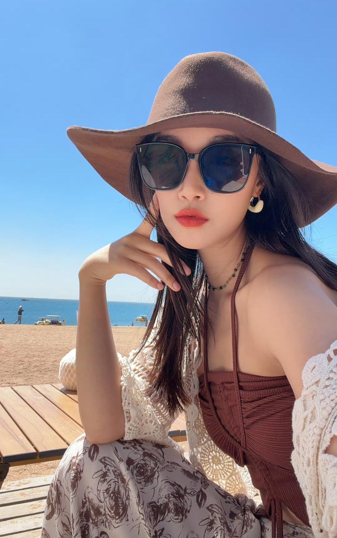 哇，沙滩阳光美女~蓝盈莹……
去海边玩，像蓝盈莹这样穿，想不变美女都难呀，拍照分