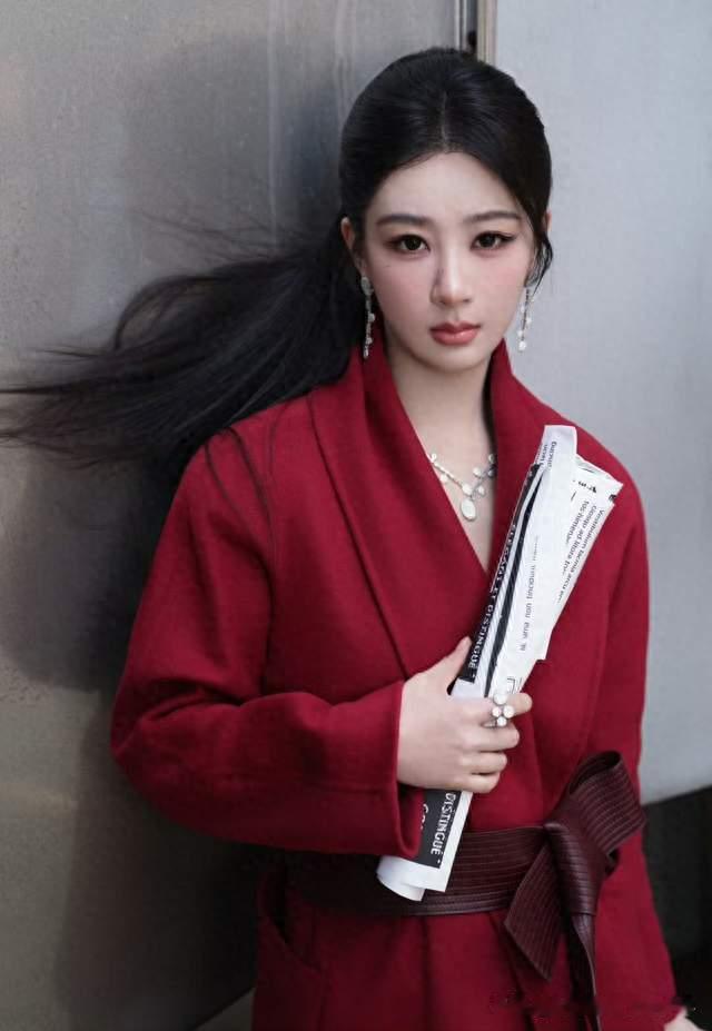 杨紫高马尾红裙，又美又飒