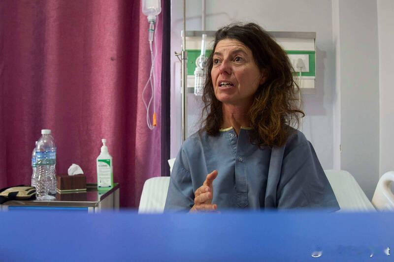 【惊险瞬间！喜马拉雅山暴雪与雪崩夺9命 幸存女子：靠“雪中游泳”逃出生天】海外新