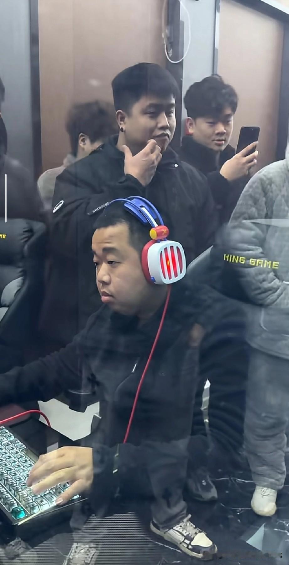 蓝战非现身网吧，
被围得水泄不通，这才是顶流排面！
 
昨天刷到蓝战非去网吧开黑