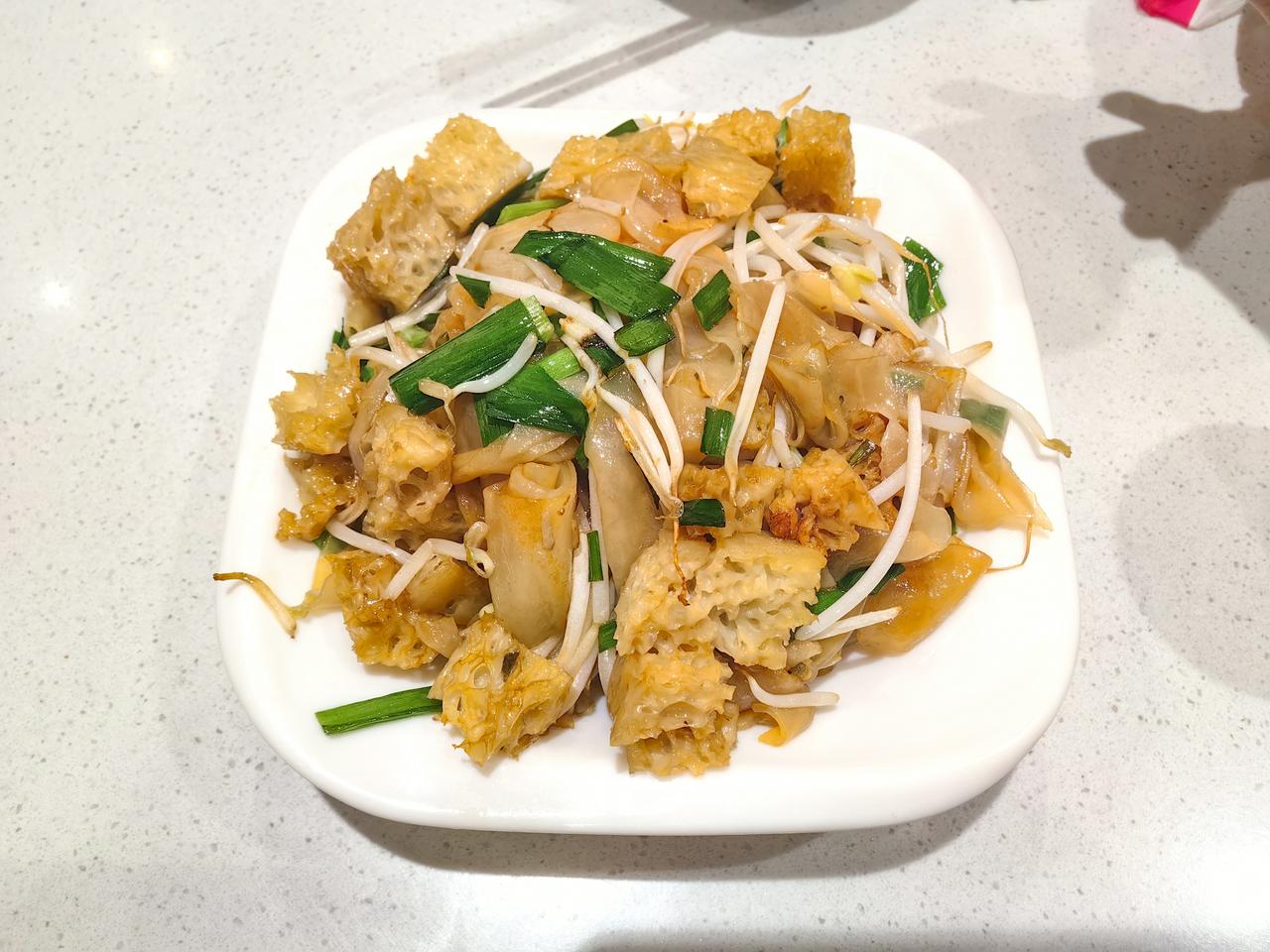 猜猜图一盘子里是什么食品？

昨天中午天气炎热没有食欲，想起来冰箱里还有大半只烧
