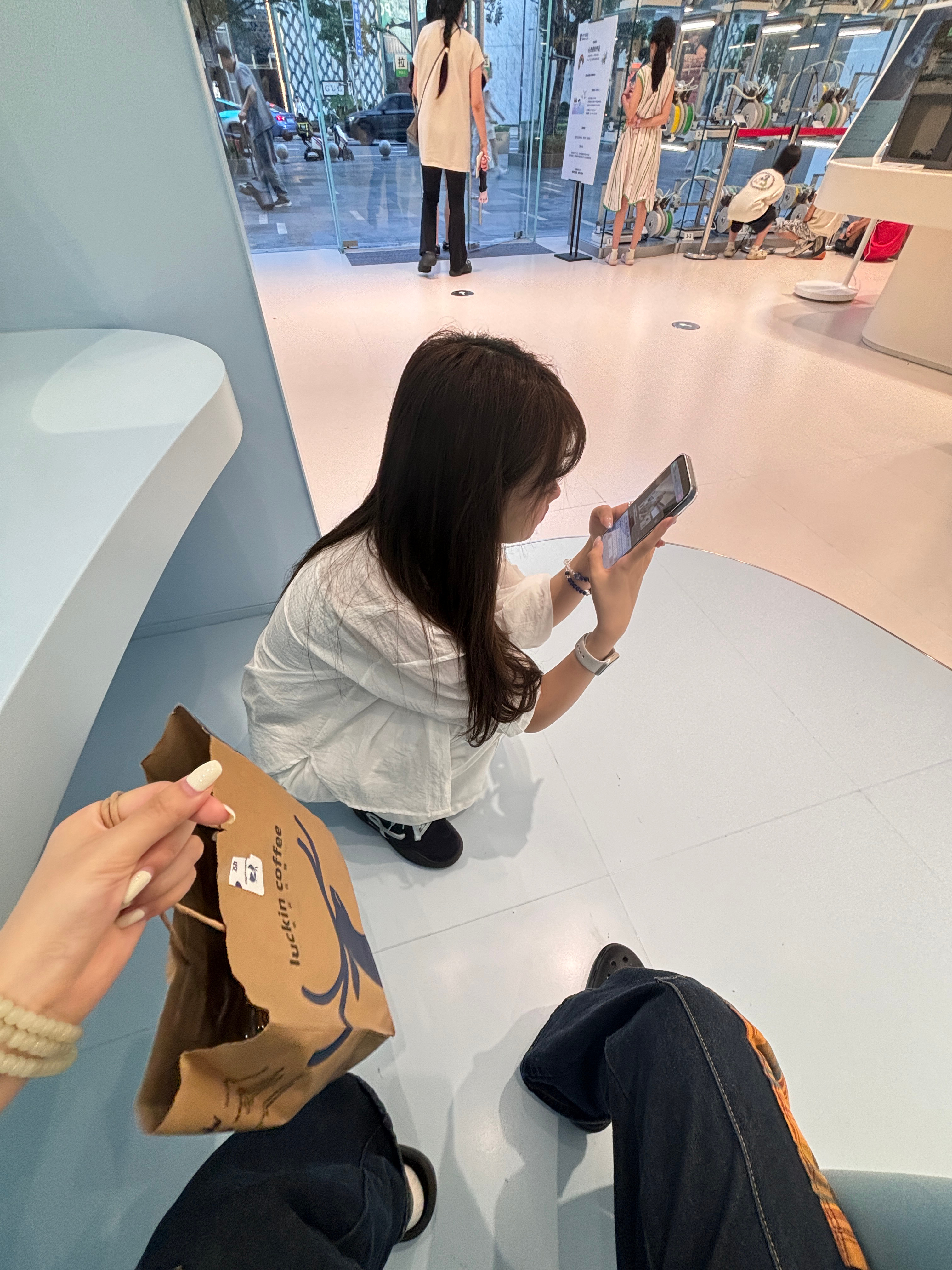 我妹昨天下午就这样趁我不注意偷拍我 还拿裤裆视角是和意为哈哈哈哈哈哈 ​​​