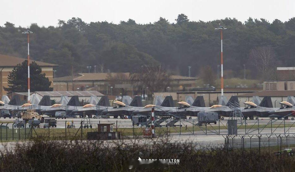 大量美国 F-22 战斗机已抵达英国，并即将转程前往中东地区，以应对伊朗局势。海