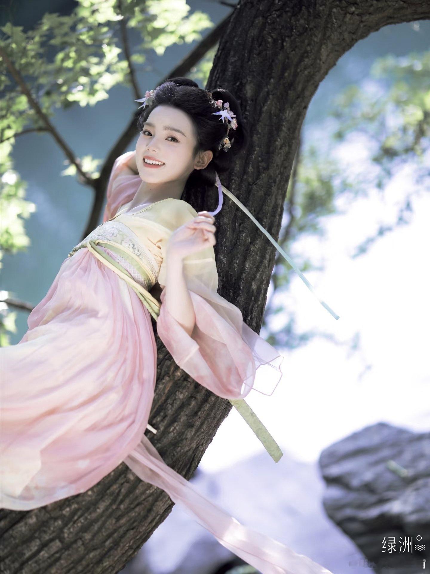 倩女 溪旁嘉木荫清和，少女横斜倚翠柯。漫把丝绦纤手挽，笑颜胜尽野芳多。 绿洲