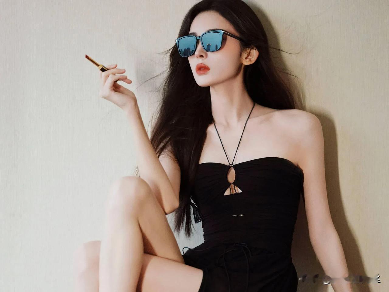 古力娜扎参加活动的一组写真美照释出。娜扎身穿这件黑色抹胸裙，将她的曼妙身姿完美地