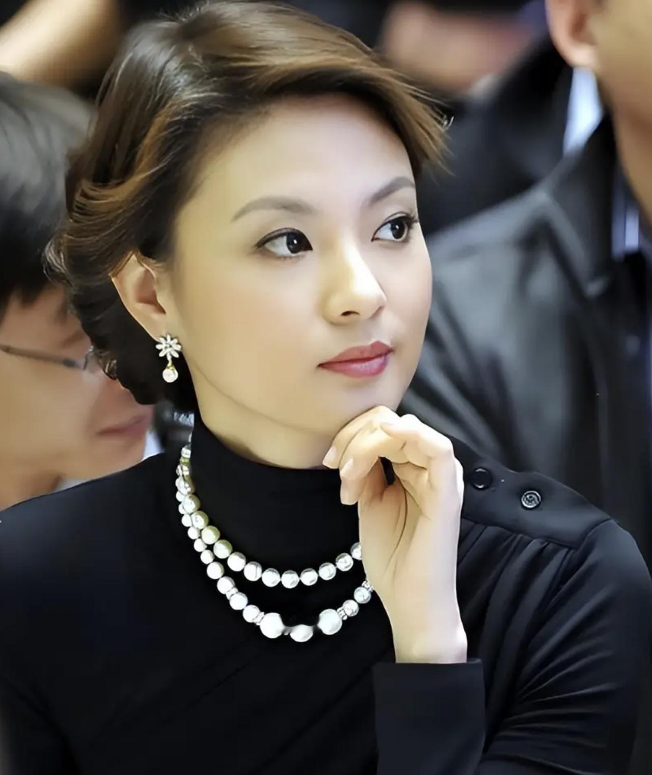 刷到刘芳菲最近露面，48岁了，状态还挺好的，穿条藏青色休闲裤，说穿了17年，莫名