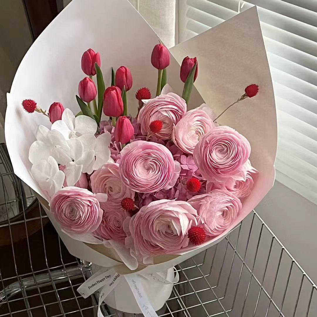早上好！🌹🌹
   不必羡慕他人的光芒，专注打磨自己就好，熬过当下的艰难时光