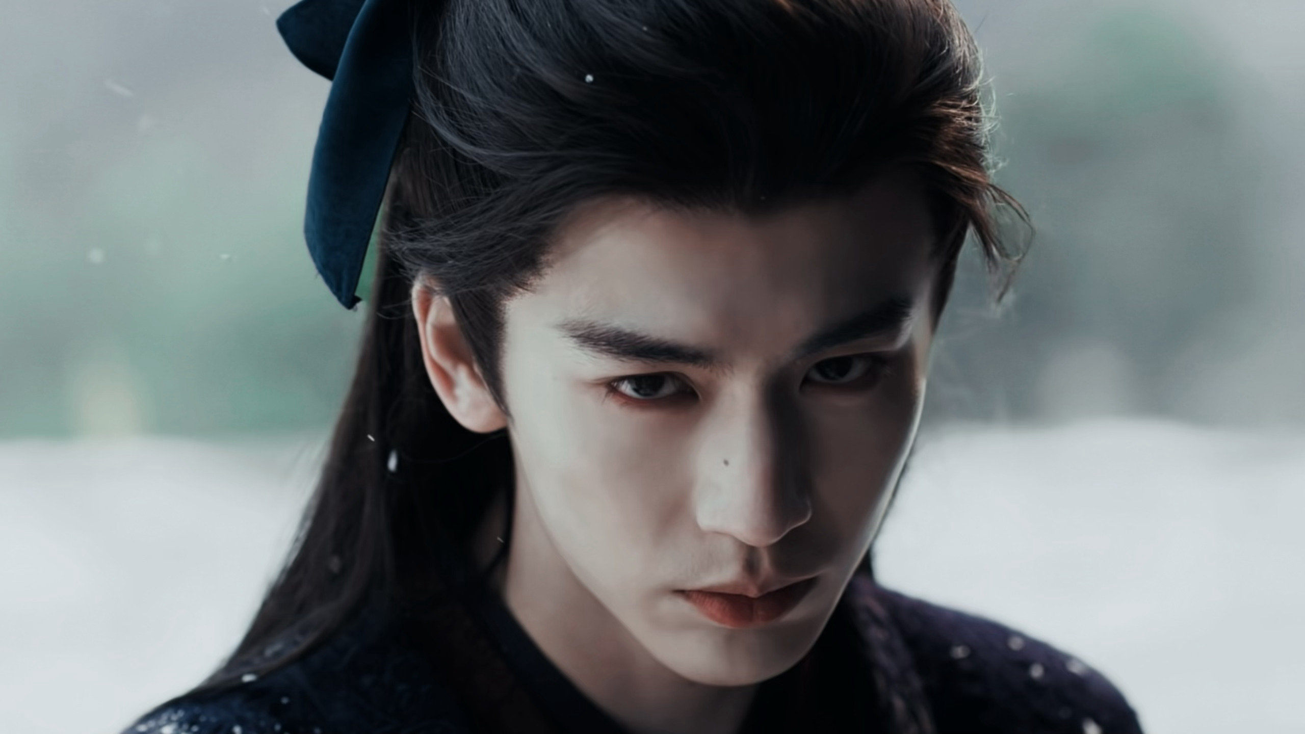 我服了这个谢征戴着面具帅 破了一半面具也帅 摘了面具更是帅飞了。。。 