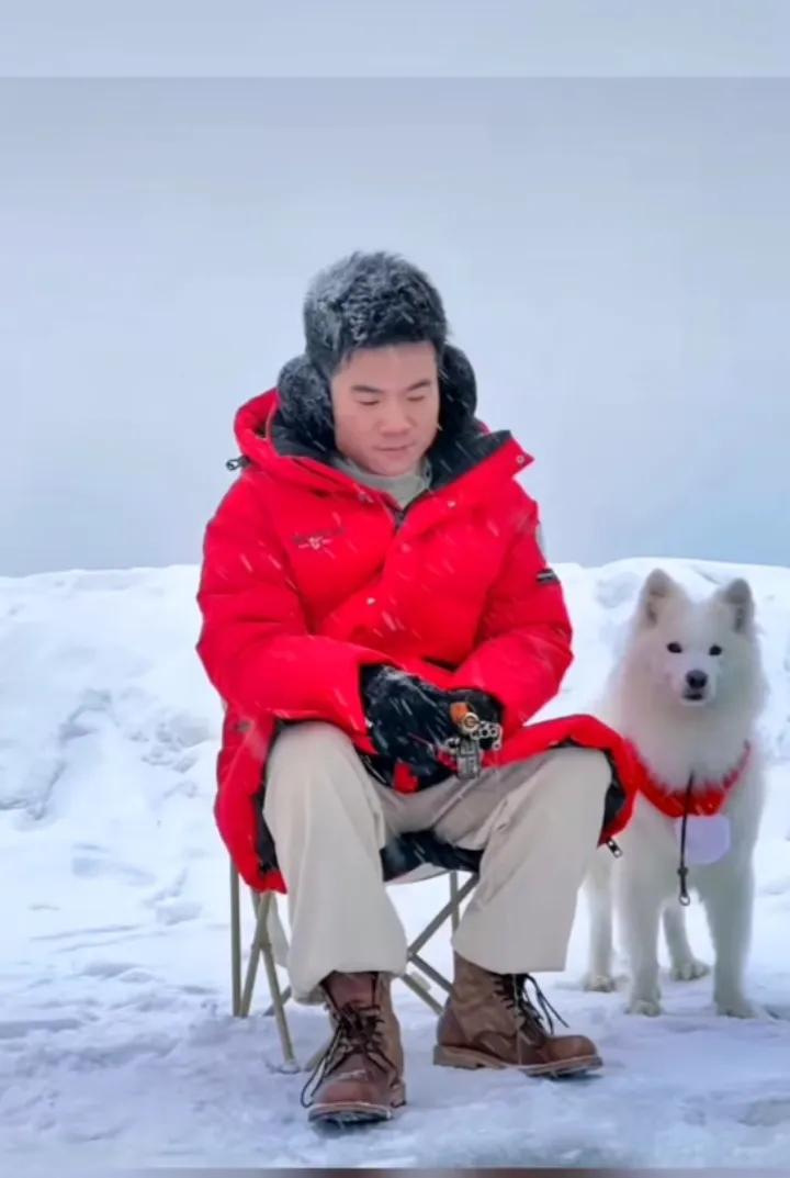 12.6在那个大雪的日子里
天地一白万籁俱寂
却分外的震耳欲聋
就连你我的样子都