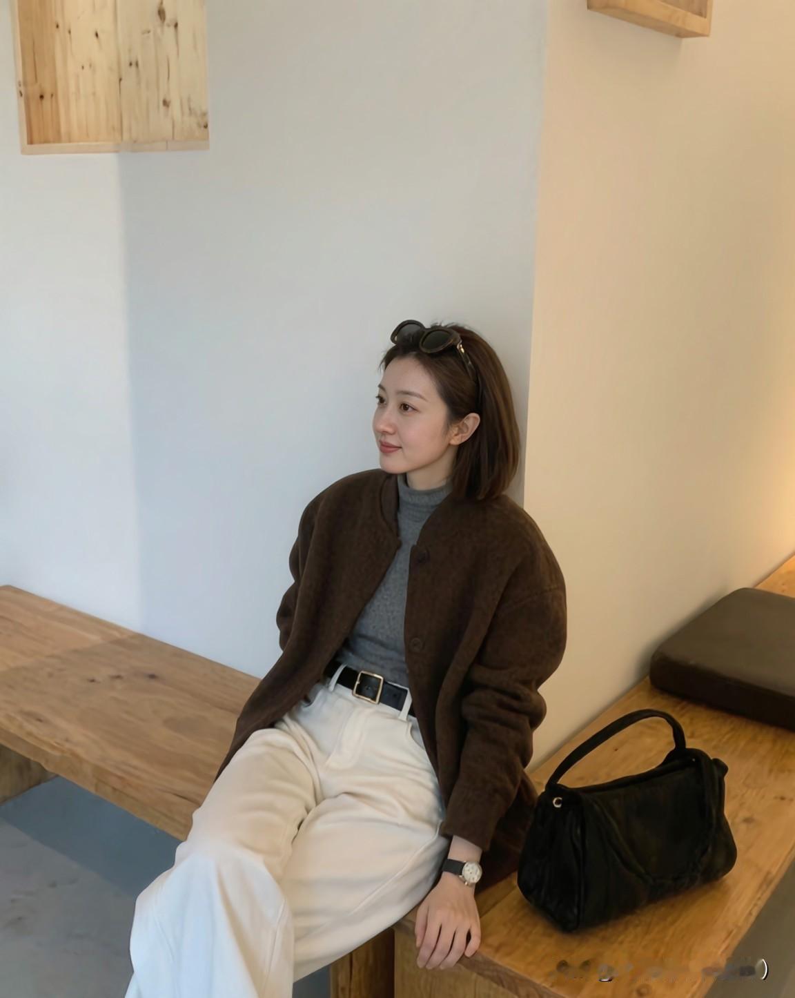 男人身边女人多，
真不代表他魅力大！
魅力这事儿，得看内在。
有担当、懂尊重、会