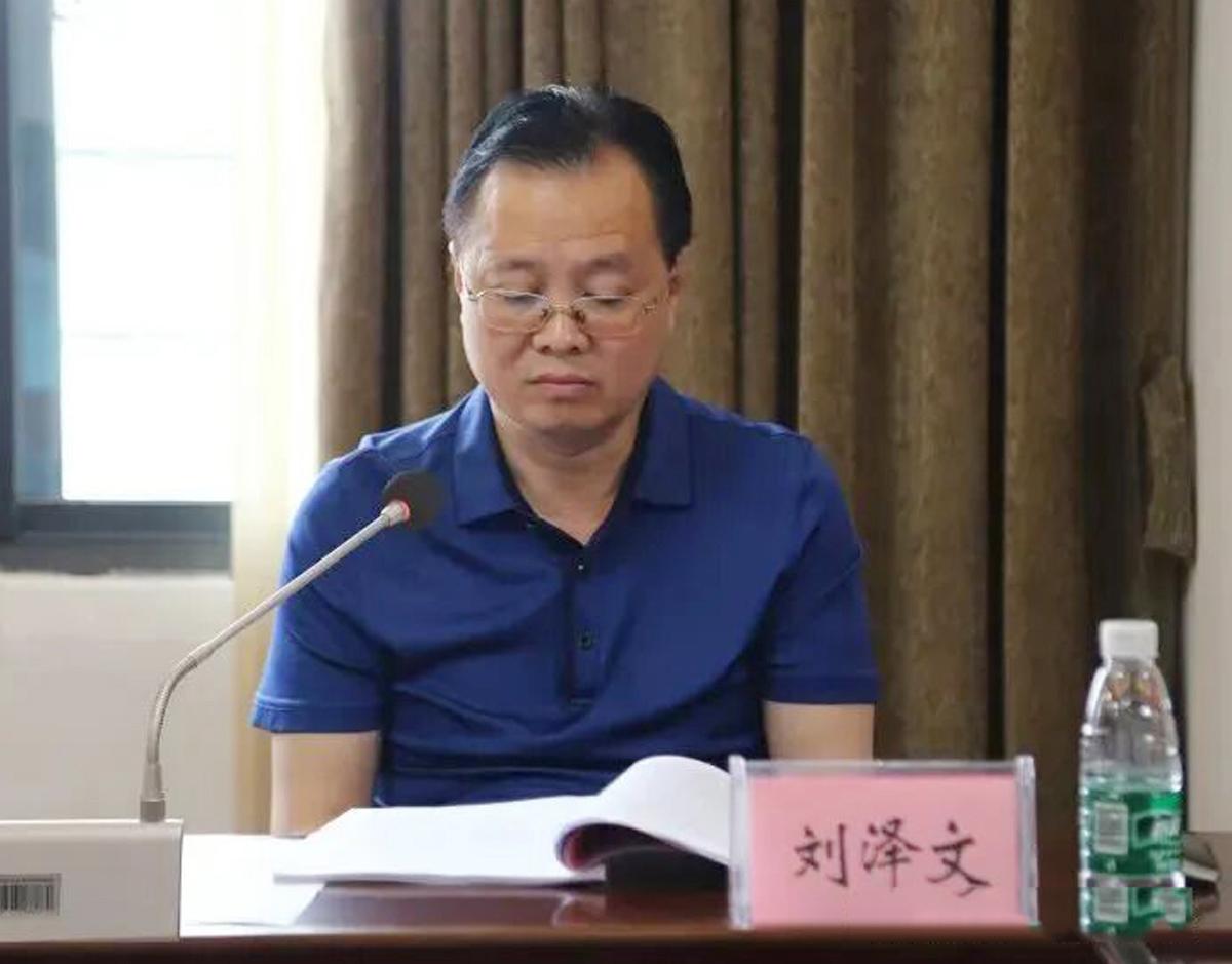 照片中的这个人姓刘，在湖南株洲市茶陵县商务和粮食局工作。今天刷到他的新闻，不由多