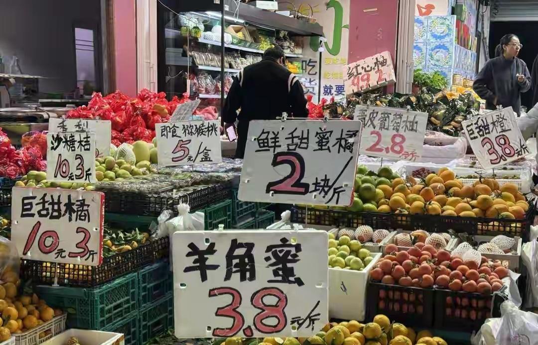 薄利多销，货真价实，
便宜实惠是硬道理。
在如今物价飞涨的时代，
这家走红的水果