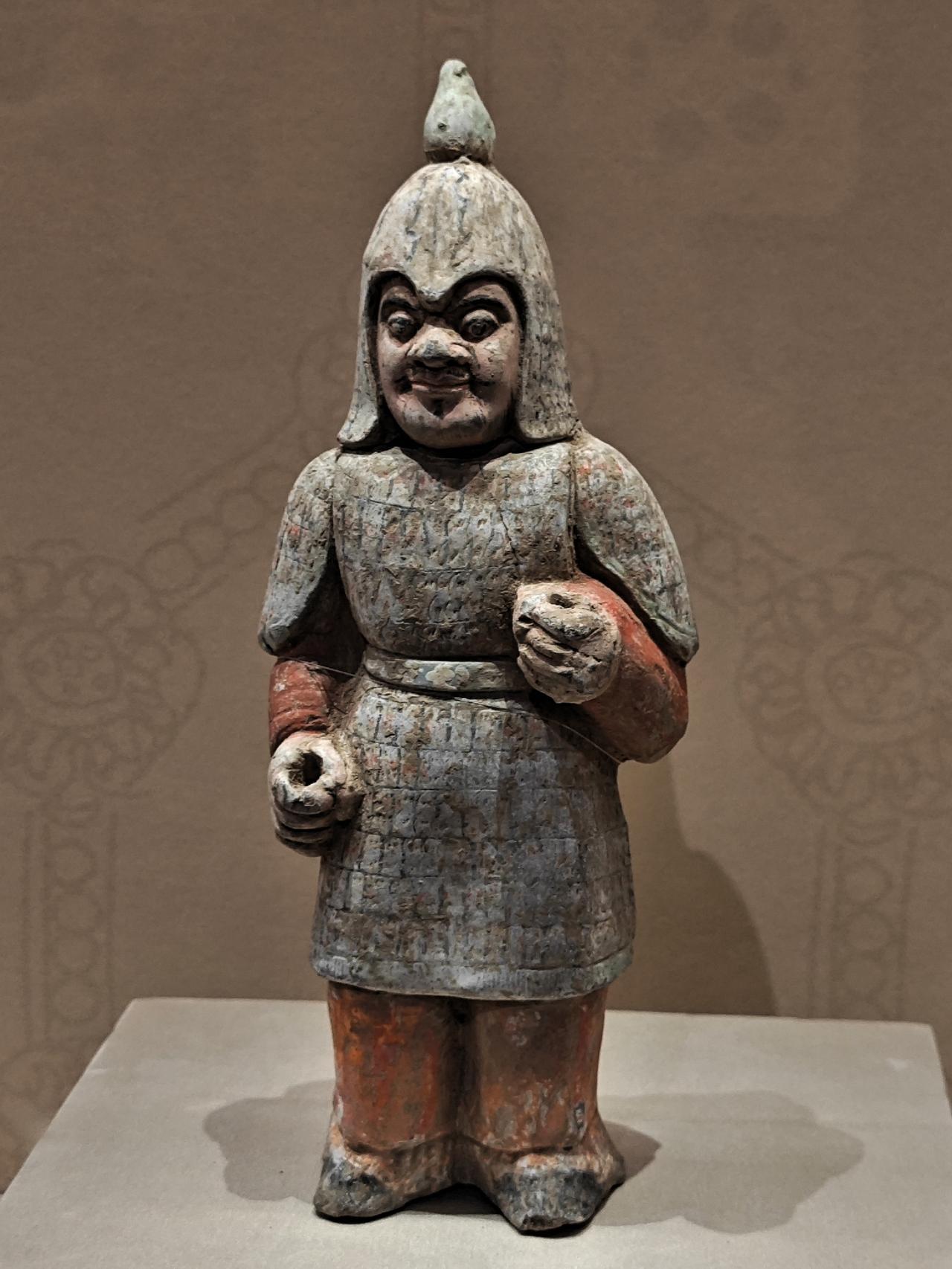戎装藏岁月，陶甲守流年。

锥形盔武士和手持盾武士两件彩绘陶俑，于1989年在陕