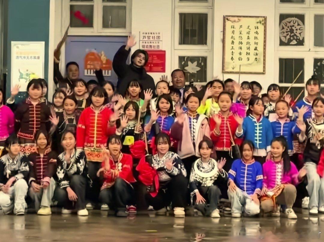 蔡徐坤近期在贵州做公益，善良温暖的形象引起了大家的关注～早期也曾提醒粉丝冬季注意