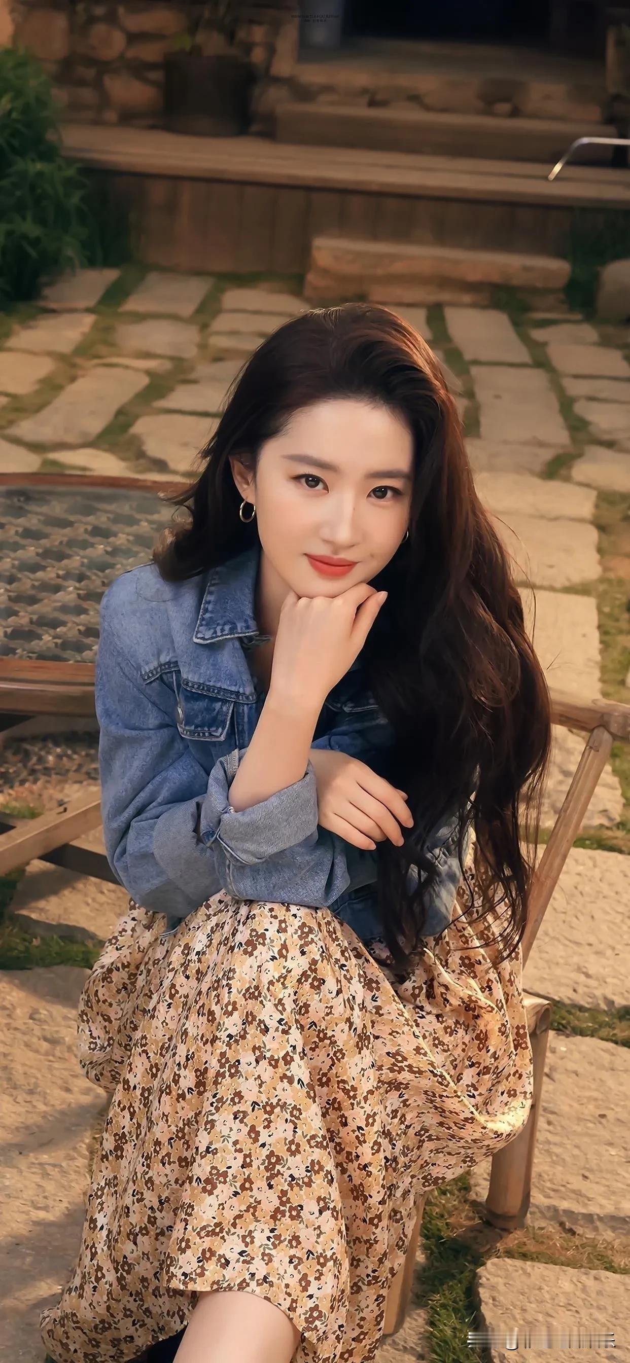 刘亦菲原名安风和刘茜美子，妈妈离婚前她跟爸爸姓，无风也可以飞，很好听的名字。
