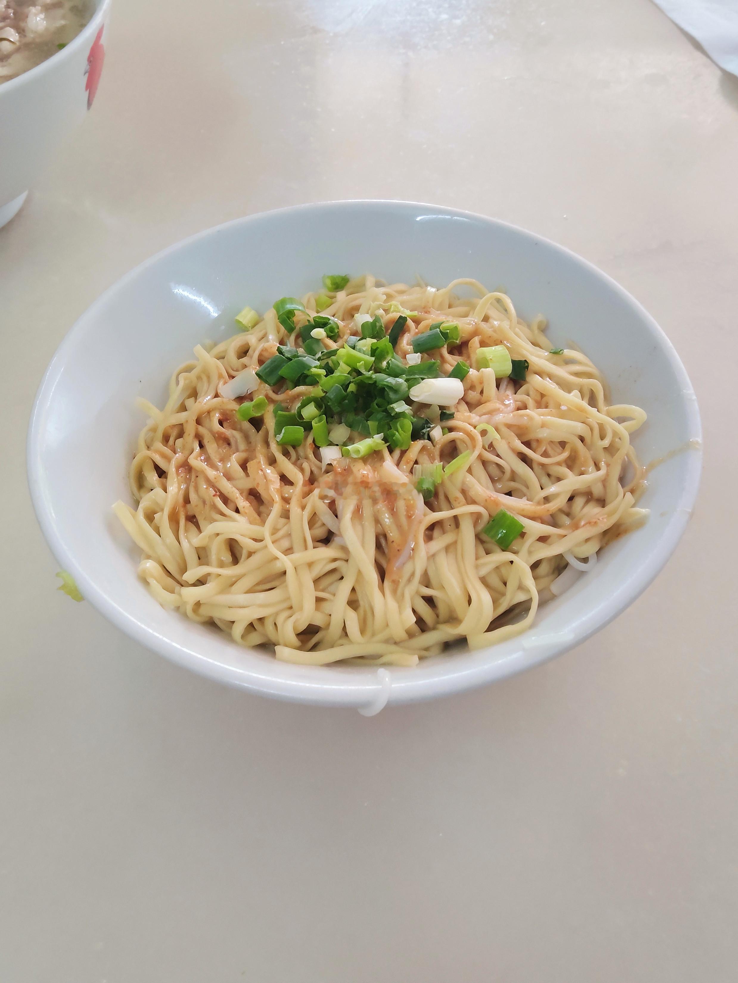 滨港路的志荣粿面，在这里应该开了很久了吧，不过位置的确不太显眼，外面一层树木和花