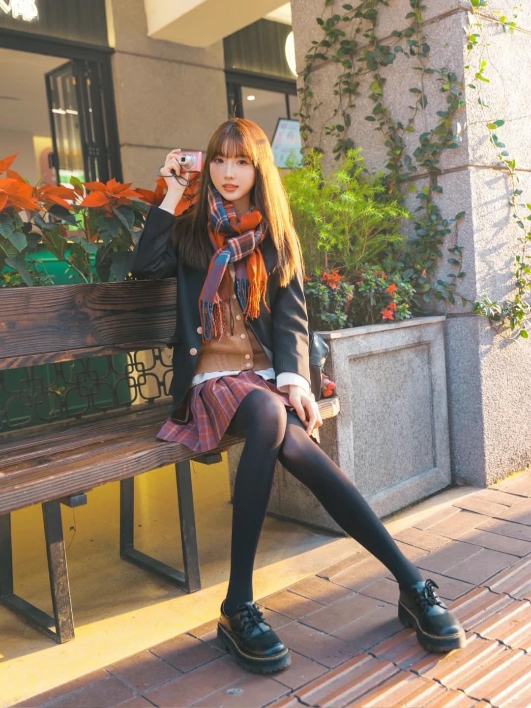 上海秋日 citywalk，JK 和梧桐道也太配了
今天没定任何计划，套上西装格