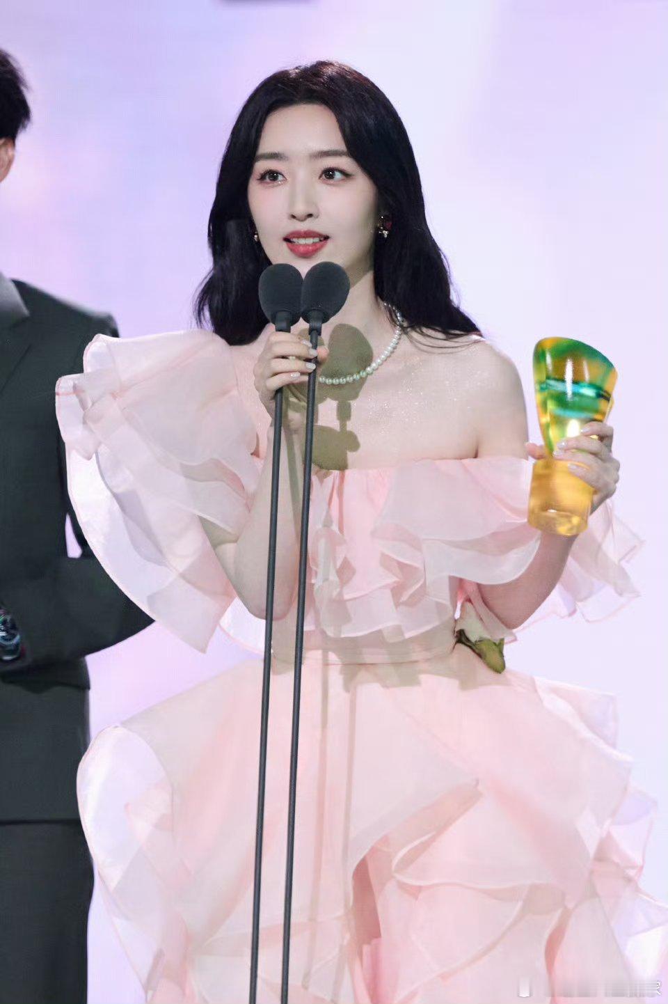 恭喜 邓恩熙荣获「年度进取艺人」🏆期待邓恩熙妹妹和丁禹兮的花开锦绣啊