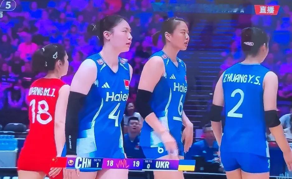 中国女排怎么第二局比赛一上来就突然卡壳了呢。中国女排昨晚上的比赛噩梦第二局差点再