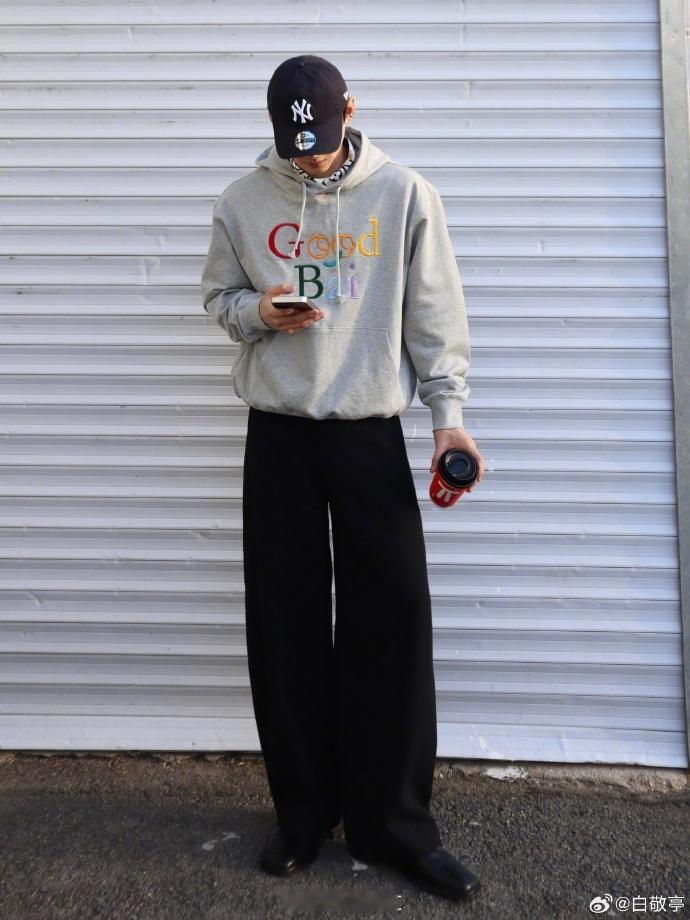 #白敬亭初秋随拍九宫格##白敬亭灰色卫衣随拍# 白敬亭在初秋的阳光下，穿着灰色卫