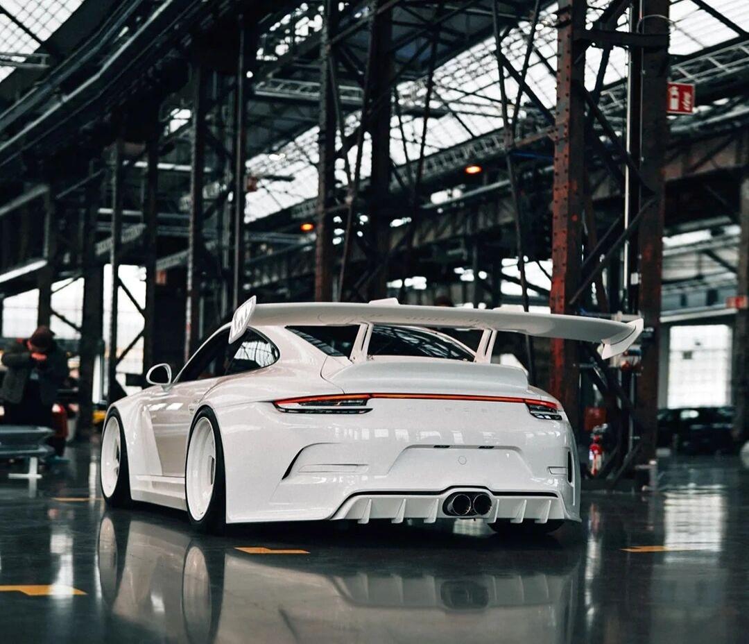 这台由Indecent Vehicle Designs打造的定制保时捷911，以