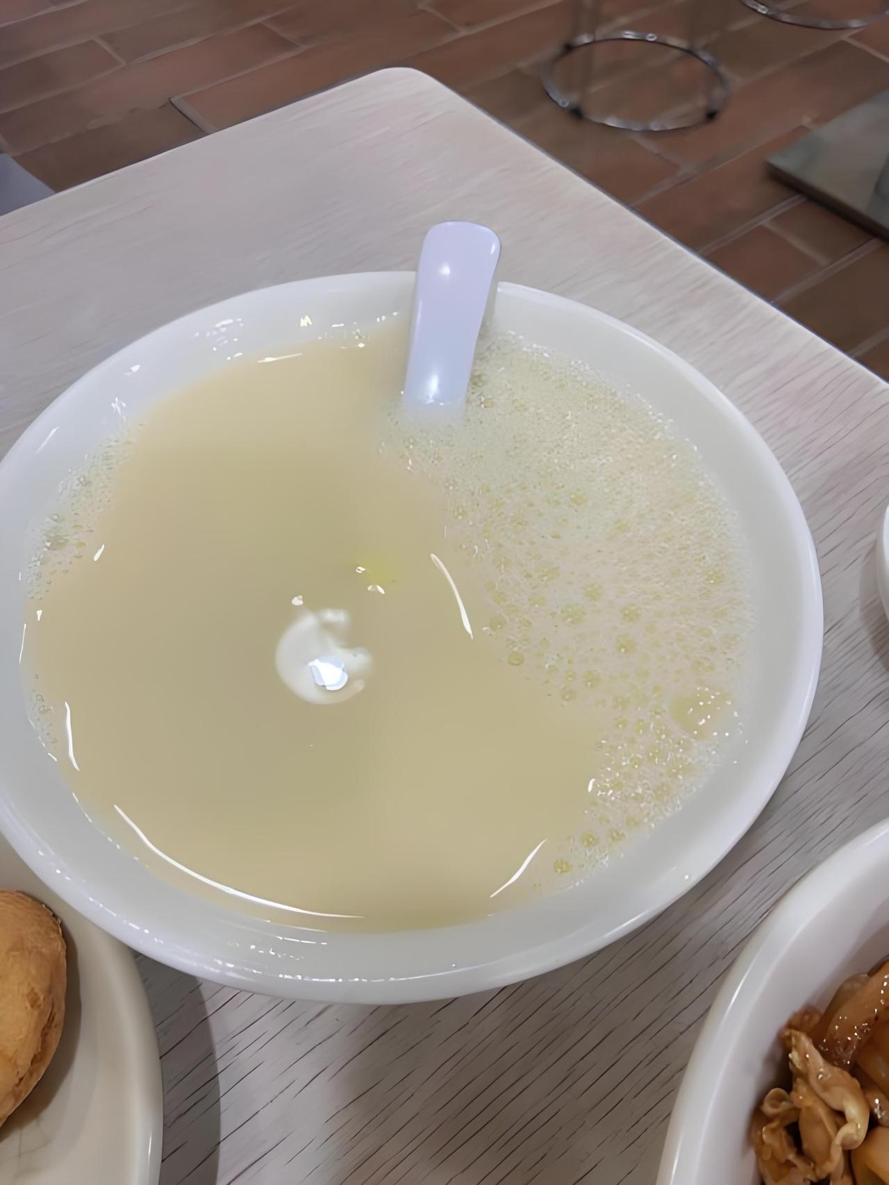 高血压五年才醒悟：别觉得豆浆养生就加糖，甜豆浆真的不能碰！
 
我是一个被高血压