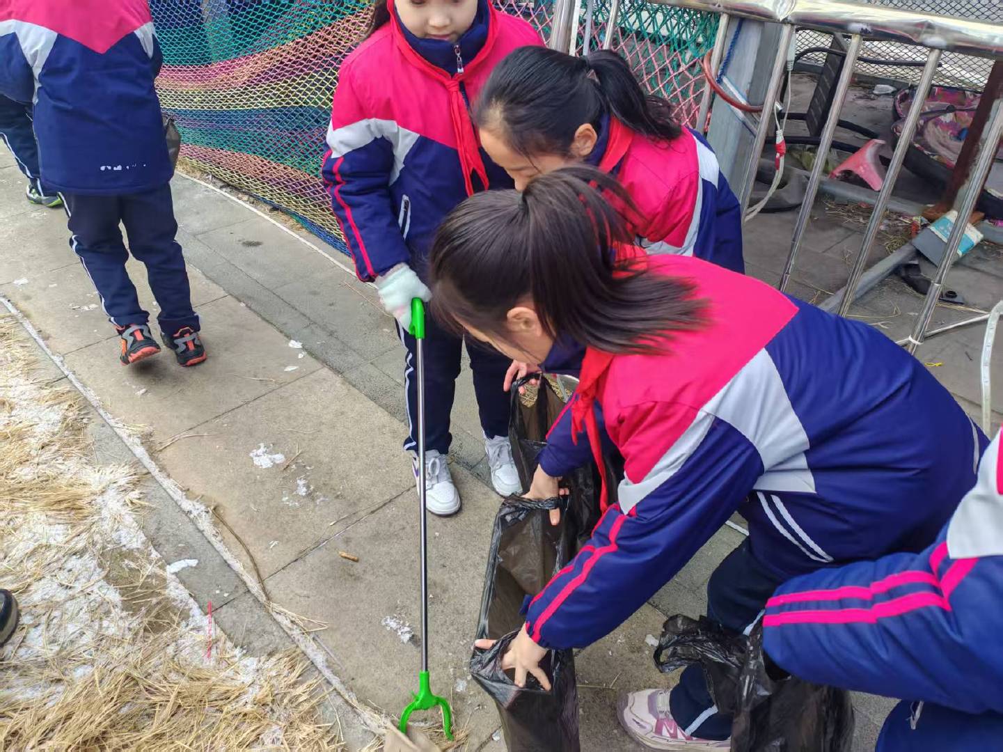 一杯姜茶暖人心 洁净商圈践文明为传承志愿服务精神，传递青春温暖，曲阜师范大学化学
