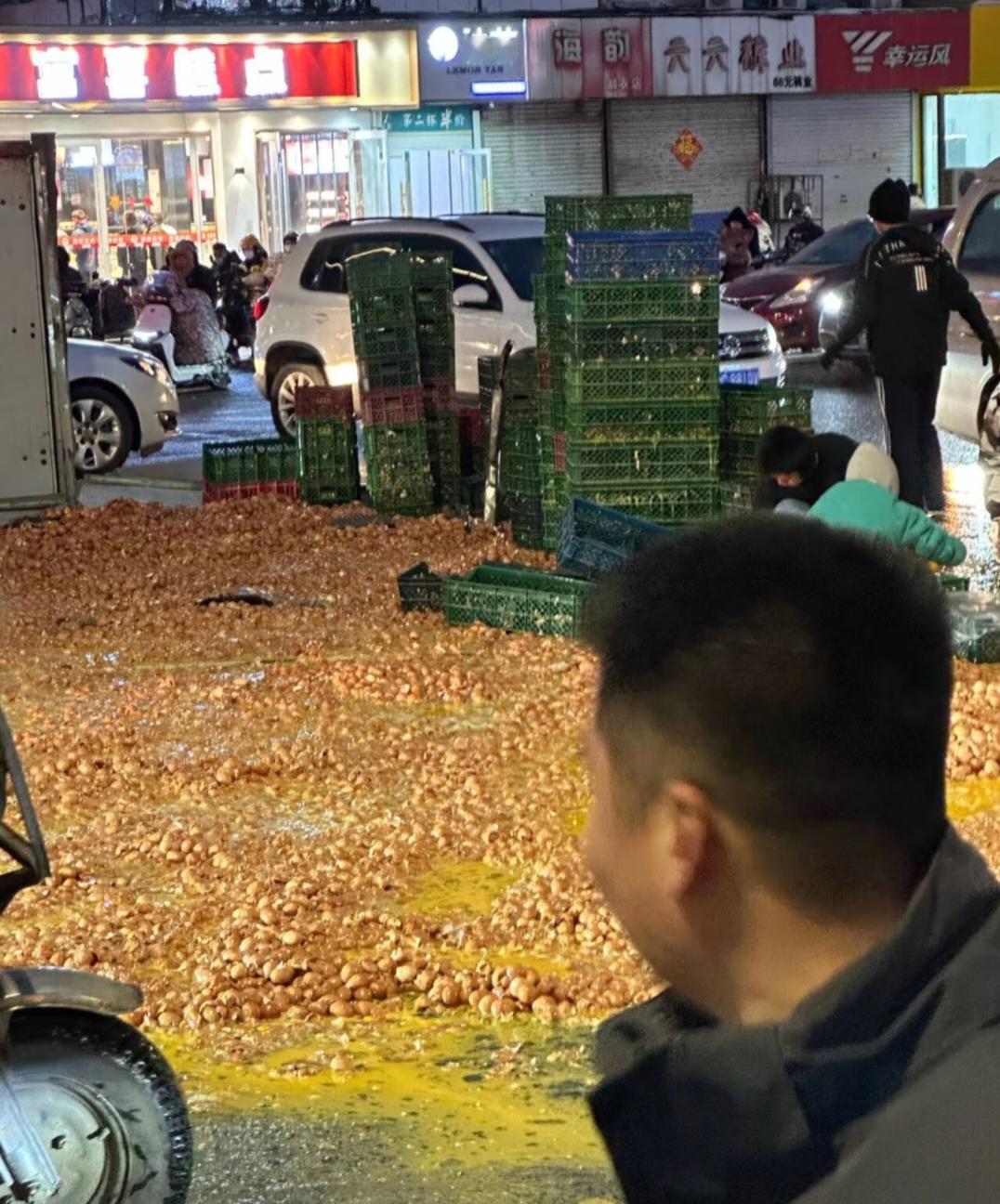 都是遥控器惹的祸!
山东济南，一女子正在仓库搬鸡蛋，结果听到哗啦一声，几十箱鸡蛋