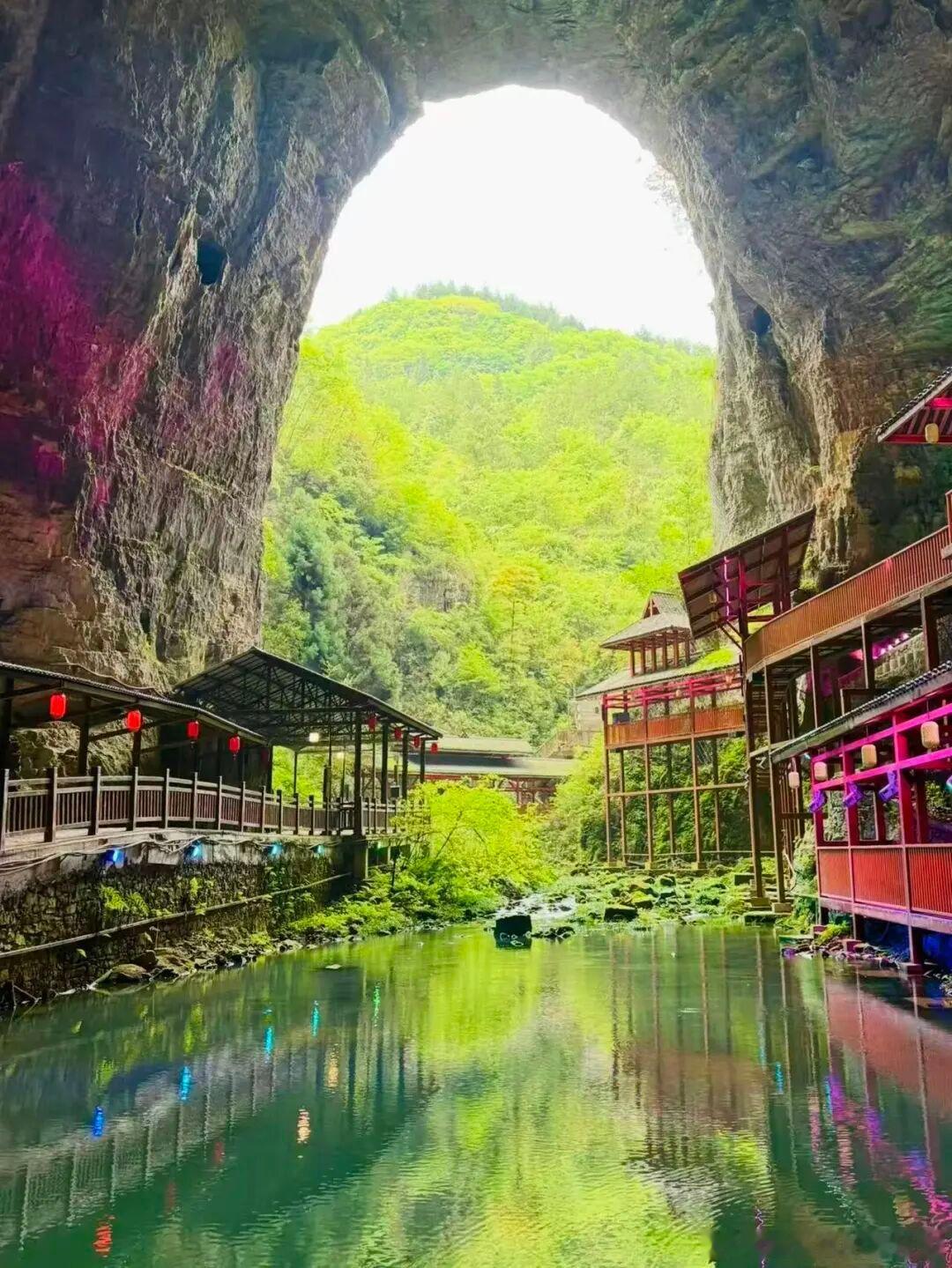 一到夏天就被闷热天气压得喘不过气，总想着找座清净小城小住几天，不用卡点赶景点，沿