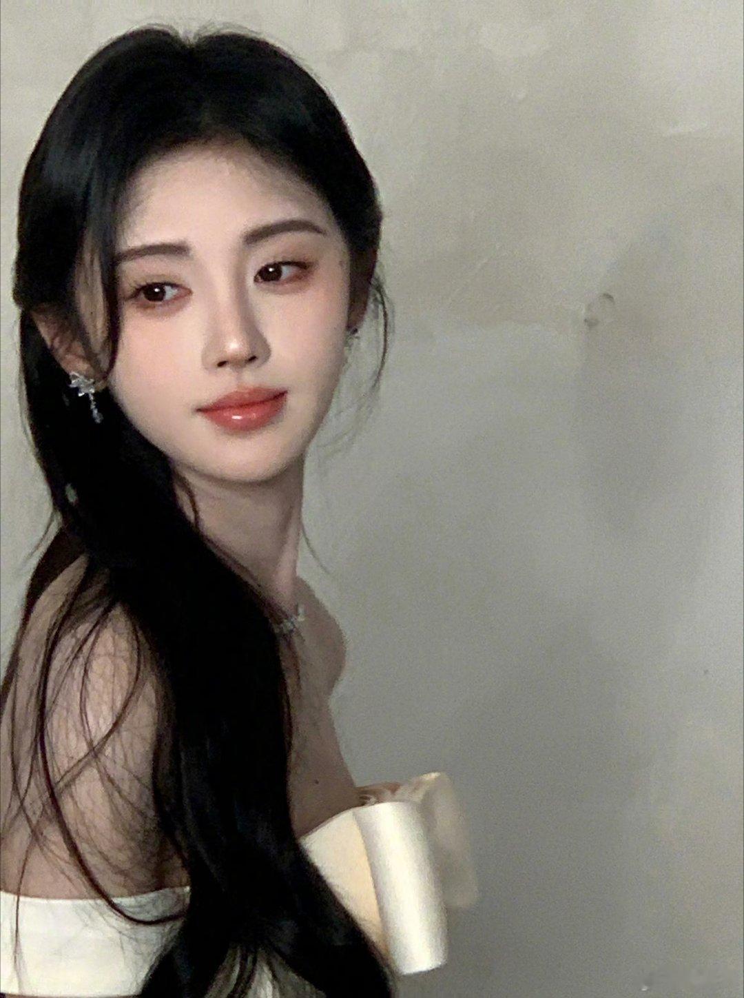 #鞠婧祎蝴蝶耳钉#鞠婧祎美貌鲨人！眼影闪到我心里了～多发爱看[awsl] ​​​